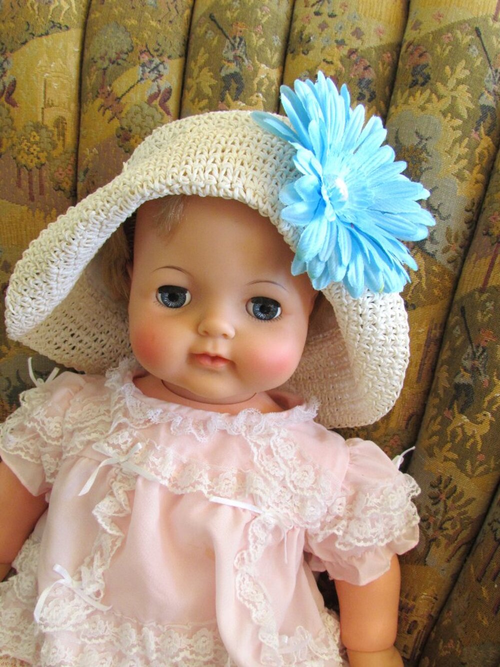 LITTLE GIRL'S HAT, SUMMER WHITE w CLIP-ON BLUE FLOWER, WOVEN, FLOPPY & COOL